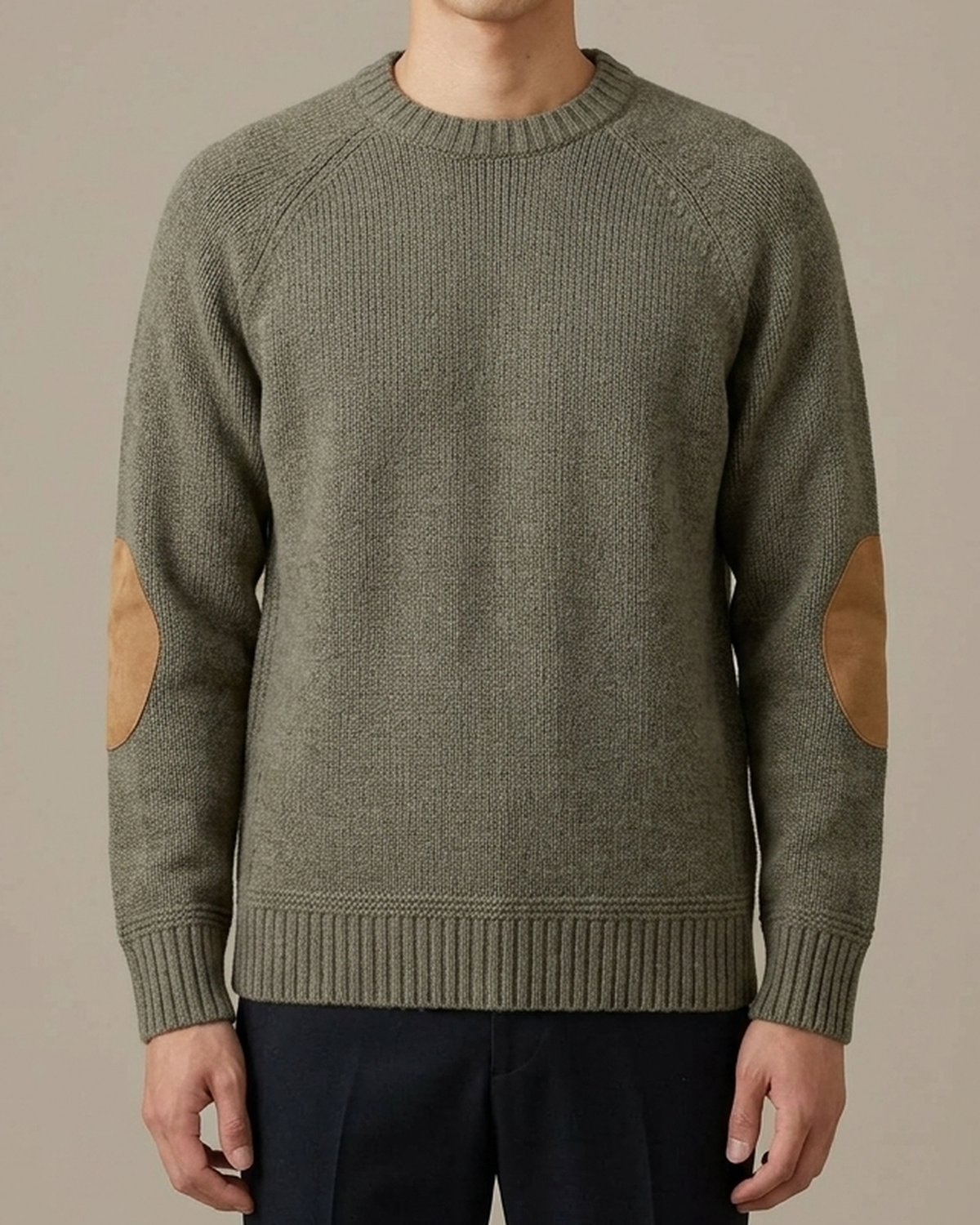 エルボーパッチ クルーネックニット オリーブグレー 着用
